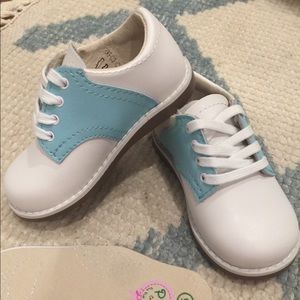 New Posh Pickle shoes size 5 toddler